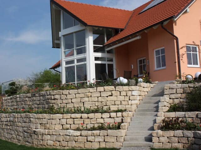 Natursteinmauer Jura mit Treppe