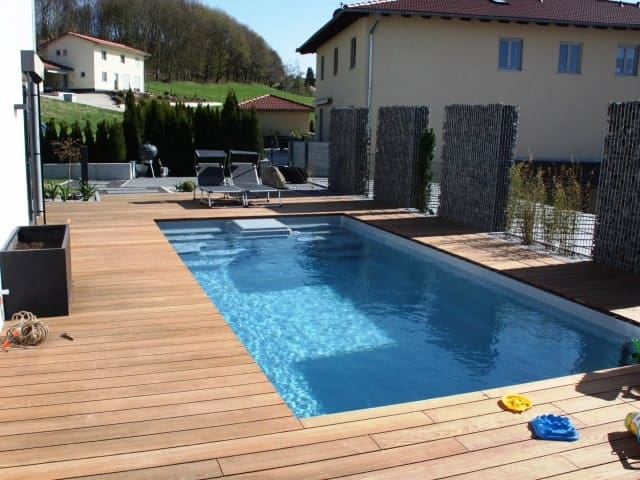 Terrassengestaltung Pool Holzumrandung