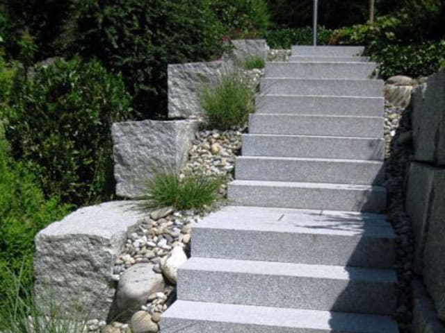 Gartentreppe aus Naturstein mit Handlauf bei Landshut
